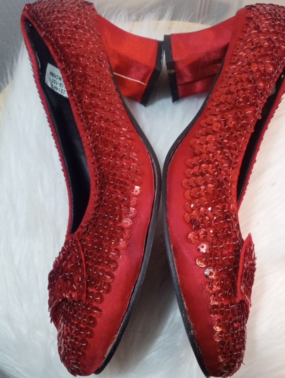 PLATS: RED SEQUINED SHOES - Picture 7 of 10